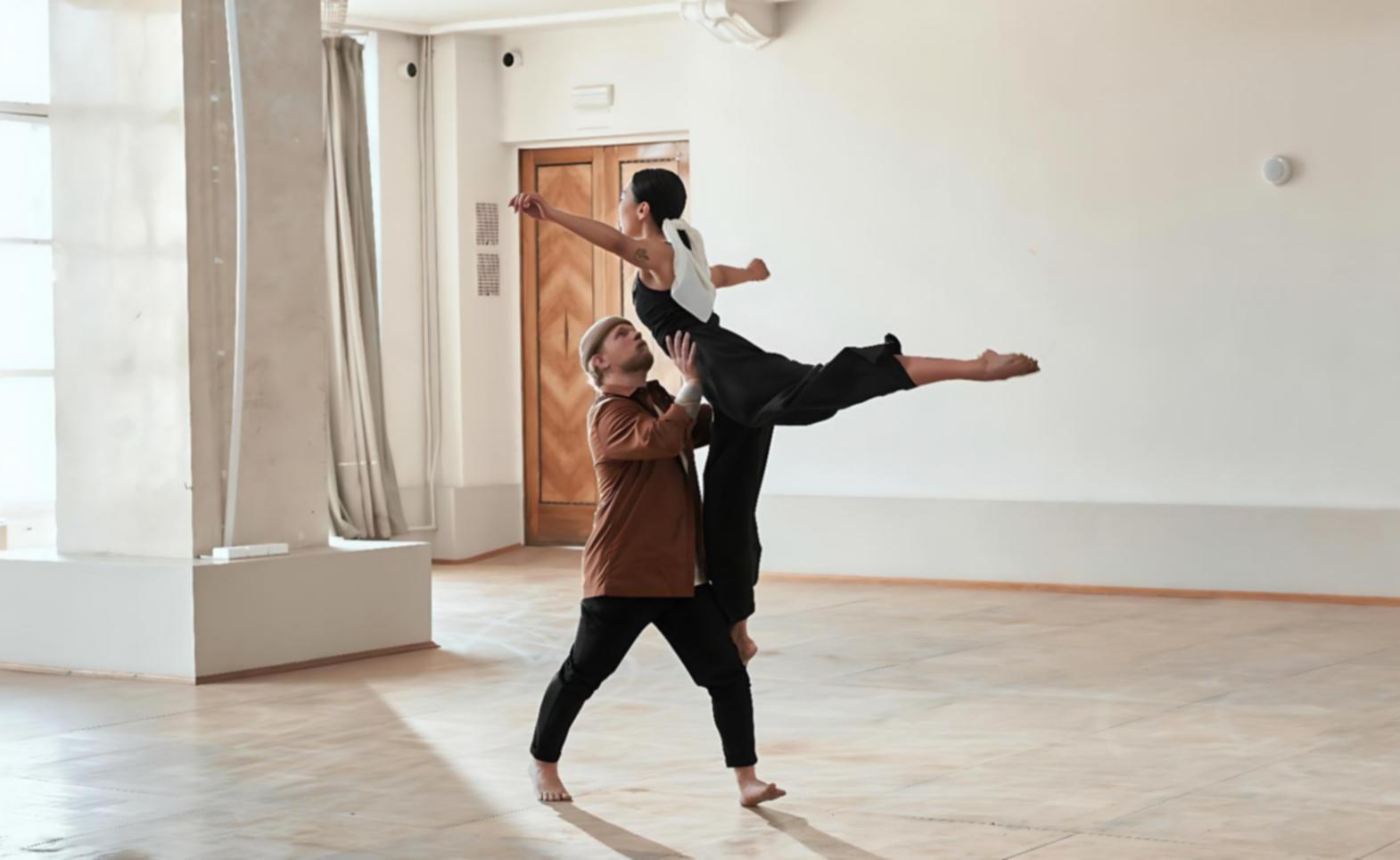 Lezione di breaking con studenti che praticano movimenti di base